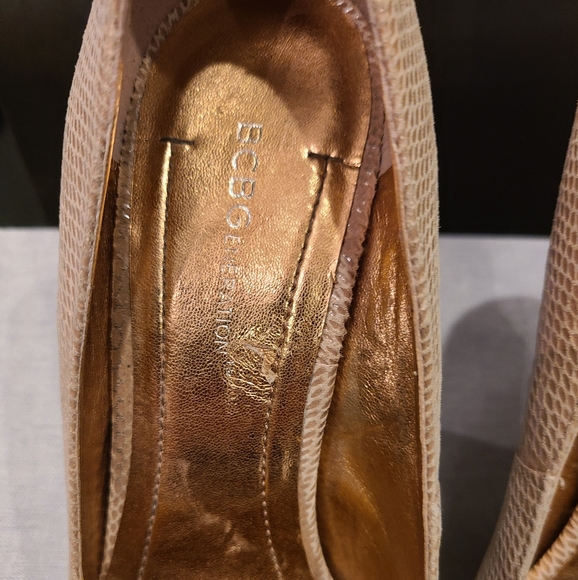 BCBG NUDE and GOLD ROUNDED CLOSED TOE HEELS - Picture 4 of 7